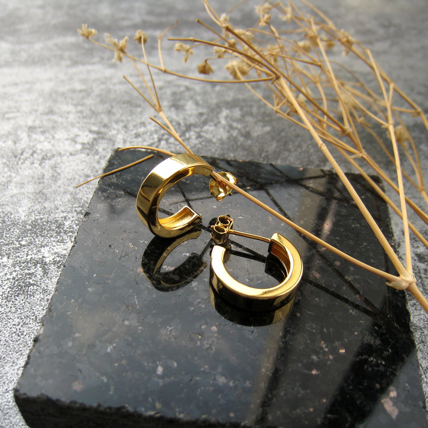 Prea Edge Hoops in GOLD